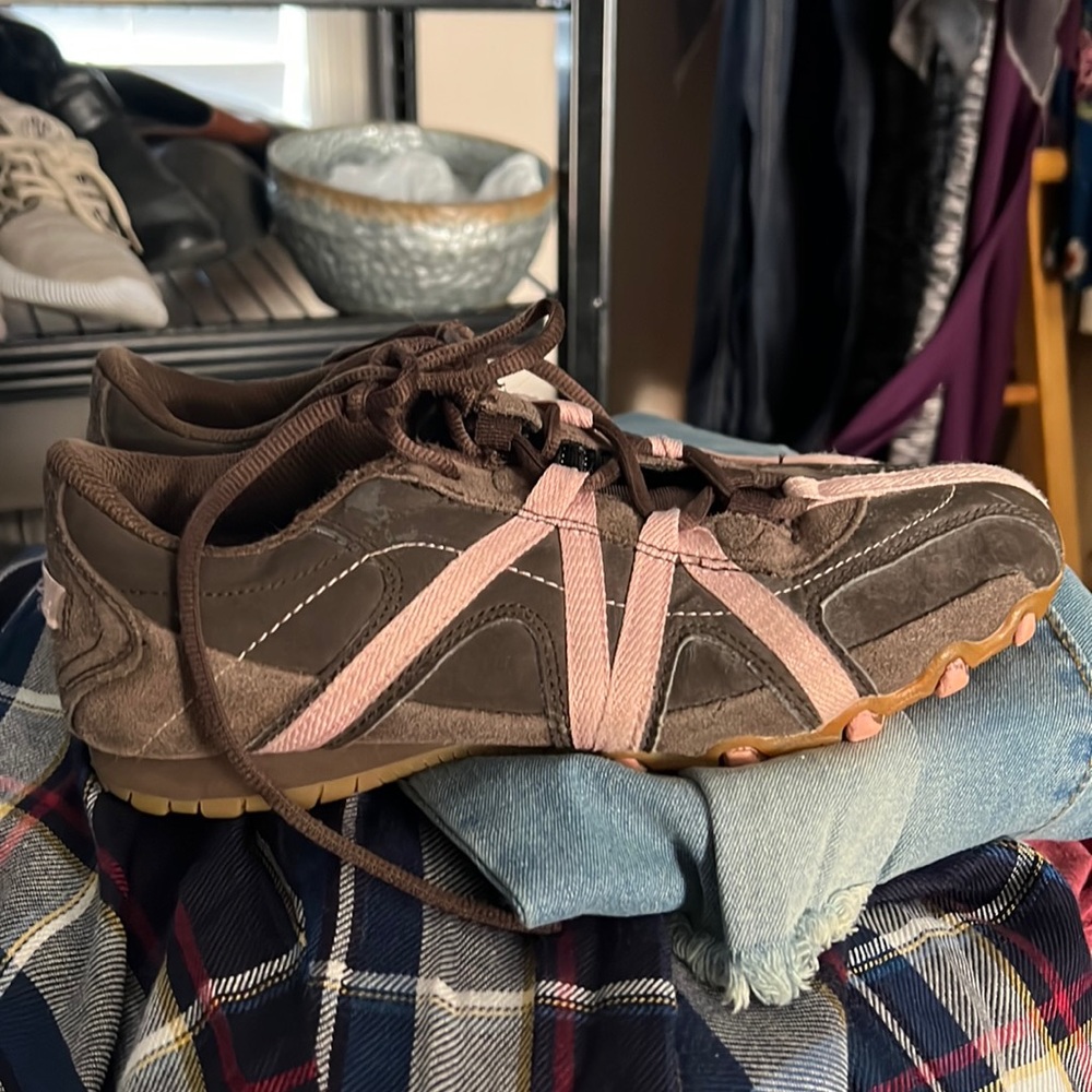 Tennis shoes
